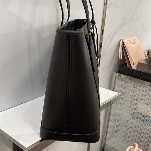 MICHAEL KORS
Jet Set Travel Large Top Zip Shoulder Tote Saffiano Leather
Black - Picture 7 of 16